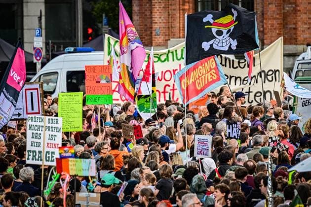 Demonstration für Zusammenhalt in Berlin ** NUR FÜR REDAKTIONELLE ZWECKE ** EDITORIAL USE ONLY **<p>Menschen versammeln sich zur Abschlusskundgebung einer Demonstration für gesellschaftlichen Zusammenhalt am Roten Rathaus vor dem Fernsehturm. Unter dem Motto Â«Zeit, dass sich was drehtÂ» sind sieben Demonstrationszüge sternförmig durch die Hauptstadt gezoge fotografiert am 12.09.2026 in Berlin. Berlin Berlin Berlin Copyright: MaurizioxGambarini *** Demonstration for Social Cohesion in Berlin ** FOR EDITORIAL PURPOSES ONLY ** EDITORIAL USE ONLY ** People gather for the closing rally of a demonstration for social cohesion at the Red City Hall in front of the TV Tower. Under the slogan Time for a Change, seven protest marches wound thei Copyright: MaurizioxGambarini doc87kkpym60zkl80fjrv7 ,EDITORIAL USE ONLY