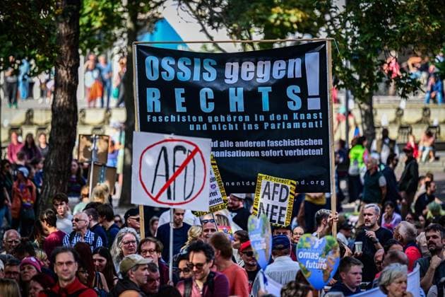 Demonstration für Zusammenhalt in Berlin ** NUR FÜR REDAKTIONELLE ZWECKE ** EDITORIAL USE ONLY **<p>Menschen versammeln sich zur Abschlusskundgebung einer Demonstration für gesellschaftlichen Zusammenhalt am Roten Rathaus vor dem Fernsehturm. Unter dem Motto Â«Zeit, dass sich was drehtÂ» sind sieben Demonstrationszüge sternförmig durch die Hauptstadt gezoge fotografiert am 12.09.2026 in Berlin. Berlin Berlin Berlin Copyright: MaurizioxGambarini *** Demonstration for Social Cohesion in Berlin ** FOR EDITORIAL USE ONLY ** ** p People gather for the closing rally of a demonstration for social cohesion at the Red City Hall in front of the TV Tower. Under the slogan Time for a Change, seven demonstration marches wound their way through th Copyright: MaurizioxGambarini doc87kkrsprtv71eynrvazh ,EDITORIAL USE ONLY