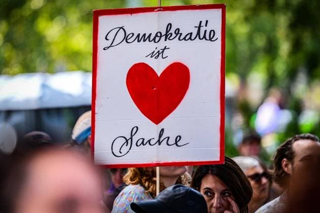 Demonstration für Zusammenhalt in Berlin ** NUR FÜR REDAKTIONELLE ZWECKE ** EDITORIAL USE ONLY **<p>Menschen versammeln sich zur Abschlusskundgebung einer Demonstration für gesellschaftlichen Zusammenhalt am Roten Rathaus vor dem Fernsehturm. Unter dem Motto Â«Zeit, dass sich was drehtÂ» sind sieben Demonstrationszüge sternförmig durch die Hauptstadt gezoge fotografiert am 12.09.2026 in Berlin. Berlin Berlin Berlin Copyright: MaurizioxGambarini *** Demonstration for Social Cohesion in Berlin ** FOR EDITORIAL USE ONLY ** ** p People gather for the closing rally of a demonstration for social cohesion at the Red City Hall in front of the TV Tower. Under the slogan Time for a Change, seven demonstration marches wound their way through th Copyright: MaurizioxGambarini doc87kkrsw25kp1dg5czrq5 ,EDITORIAL USE ONLY