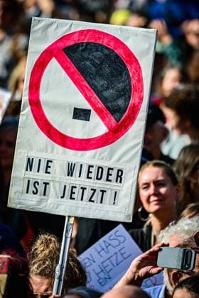 Demonstration für Zusammenhalt in Berlin ** NUR FÜR REDAKTIONELLE ZWECKE ** EDITORIAL USE ONLY **<p>Menschen versammeln sich zur Abschlusskundgebung einer Demonstration für gesellschaftlichen Zusammenhalt am Roten Rathaus vor dem Fernsehturm. Unter dem Motto Â«Zeit, dass sich was drehtÂ» sind sieben Demonstrationszüge sternförmig durch die Hauptstadt gezoge fotografiert am 12.09.2026 in Berlin. Berlin Berlin Berlin Copyright: MaurizioxGambarini *** Demonstration for Social Cohesion in Berlin ** FOR EDITORIAL PURPOSES ONLY ** EDITORIAL USE ONLY ** People gather for the closing rally of a demonstration for social cohesion at the Red City Hall in front of the TV Tower. Under the slogan Time for a Change, seven protest marches wound thei Copyright: MaurizioxGambarini doc87kksqsvgs52ss03azh ,EDITORIAL USE ONLY