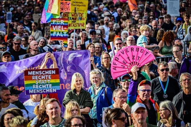 News Bilder des Tages Demonstration für Zusammenhalt in Berlin ** NUR FÜR REDAKTIONELLE ZWECKE ** EDITORIAL USE ONLY **<p>Menschen versammeln sich zur Abschlusskundgebung einer Demonstration für gesellschaftlichen Zusammenhalt am Roten Rathaus vor dem Fernsehturm. Unter dem Motto Â«Zeit, dass sich was drehtÂ» sind sieben Demonstrationszüge sternförmig durch die Hauptstadt gezoge fotografiert am 12.09.2026 in Berlin. Berlin Berlin Berlin Copyright: MaurizioxGambarini *** Demonstration for Social Cohesion in Berlin ** FOR EDITORIAL PURPOSES ONLY ** EDITORIAL USE ONLY ** People gather for the closing rally of a demonstration for social cohesion at the Red City Hall in front of the TV Tower. Under the slogan Time for a Change, seven protest marches wound thei Copyright: MaurizioxGambarini doc87kksqtu57ov7jbkaxh ,EDITORIAL USE ONLY
