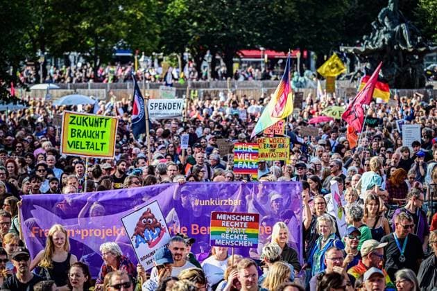 Demonstration für Zusammenhalt in Berlin ** NUR FÜR REDAKTIONELLE ZWECKE ** EDITORIAL USE ONLY **<p>Menschen versammeln sich zur Abschlusskundgebung einer Demonstration für gesellschaftlichen Zusammenhalt am Roten Rathaus vor dem Fernsehturm. Unter dem Motto Â«Zeit, dass sich was drehtÂ» sind sieben Demonstrationszüge sternförmig durch die Hauptstadt gezoge fotografiert am 12.09.2026 in Berlin. Berlin Berlin Berlin Copyright: MaurizioxGambarini *** Demonstration for Social Cohesion in Berlin ** FOR EDITORIAL PURPOSES ONLY ** EDITORIAL USE ONLY ** People gather for the closing rally of a demonstration for social cohesion at the Red City Hall in front of the TV Tower. Under the slogan Time for a Change, seven protest marches wound thei Copyright: MaurizioxGambarini doc87kktneou20zzrr0rrw ,EDITORIAL USE ONLY