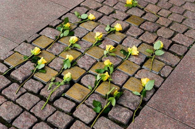 Stolpersteine vor dem Hamburger Rathaus 20260912ad890 20260912ad890 Stolperstein Gedenken erinnern an gewählte Mitglieder der Hamburgischen Bürgerschaft Opfer des Nationalsozialismus Gedenksteine Messingschild Andenken, Antisemitismus, Aufarbeitung, Erinnerung, Ermordung, Ethik, Faschismus, Gedenkstein, Gewalt, Holocaust, Judenverfolgung, Mahnmal, Messingplatte, Vergangenheit, Verfolgung, Verantwortung, Versöhnung, Verlust, Widerstand, Würde, Zeitgeschichte, Zwangsarbeit, bewegend, bedeutungsvoll, betroffen, bitter, bedrückend, erinnernd, ernst, emotional, friedlich, geduldig, geschichtlich, historisch, mahnend, melancholisch, nachdenklich, politisch, respektvoll, ruhig, schmerzhaft, sensibilisierend, schlicht, still, traurig, unverges Copyright: xAchimxDuwentästerx