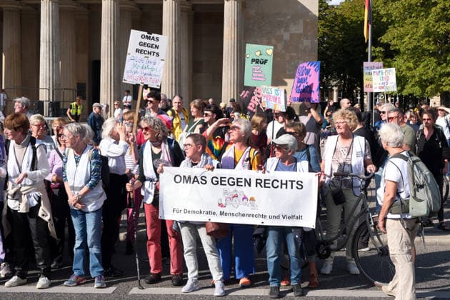 12.09.2026, Berlin, DEU Unter dem Motto Zeit dass sich was dreht und anderen Organisationen zogen heute tausende Menschen durch Berlin um fuer Demokratie zu demonstrieren vor das Rote Rathaus. *** September 12, 2026, Berlin, Germany. Under the slogan It’s Time for Change and alongside other organizations, thousands of people marched through Berlin today to demonstrate in support of democracy in front of the Red City Hall.