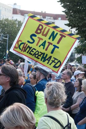 12.09.2026, Berlin, DEU Unter dem Motto Zeit dass sich was dreht und anderen Organisationen zogen heute tausende Menschen durch Berlin um fuer Demokratie zu demonstrieren vor das Rote Rathaus. *** September 12, 2026, Berlin, Germany. Under the slogan It’s Time for Change and alongside other organizations, thousands of people marched through Berlin today to demonstrate in support of democracy in front of the Red City Hall.