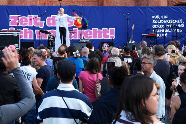 12.09.2026, Berlin, DEU Unter dem Motto Zeit dass sich was dreht und anderen Organisationen zogen heute tausende Menschen durch Berlin um fuer Demokratie zu demonstrieren vor das Rote Rathaus. *** September 12, 2026, Berlin, Germany. Under the slogan It’s Time for Change and alongside other organizations, thousands of people marched through Berlin today to demonstrate in support of democracy in front of the Red City Hall.