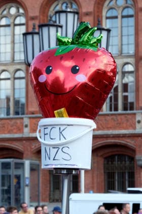 12.09.2026, Berlin, DEU Unter dem Motto Zeit dass sich was dreht und anderen Organisationen zogen heute tausende Menschen durch Berlin um fuer Demokratie zu demonstrieren vor das Rote Rathaus. *** September 12, 2026, Berlin, Germany. Under the slogan It’s Time for Change and alongside other organizations, thousands of people marched through Berlin today to demonstrate in support of democracy in front of the Red City Hall.
