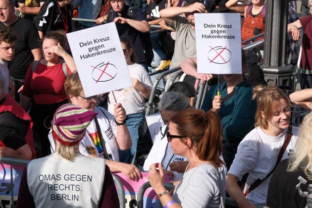 12.09.2026, Berlin, DEU Unter dem Motto Zeit dass sich was dreht und anderen Organisationen zogen heute tausende Menschen durch Berlin um fuer Demokratie zu demonstrieren vor das Rote Rathaus. *** September 12, 2026, Berlin, Germany. Under the slogan It’s Time for Change and alongside other organizations, thousands of people marched through Berlin today to demonstrate in support of democracy in front of the Red City Hall.