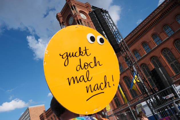 12.09.2026, Berlin, DEU Unter dem Motto Zeit dass sich was dreht und anderen Organisationen zogen heute tausende Menschen durch Berlin um fuer Demokratie zu demonstrieren vor das Rote Rathaus. *** September 12, 2026, Berlin, Germany. Under the slogan Time for Change and alongside other organizations, thousands of people marched through Berlin today to demonstrate in support of democracy in front of the Red City Hall.