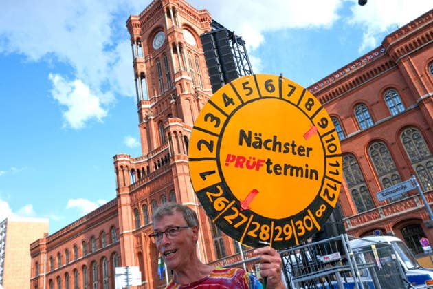 12.09.2026, Berlin, DEU Unter dem Motto Zeit dass sich was dreht und anderen Organisationen zogen heute tausende Menschen durch Berlin um fuer Demokratie zu demonstrieren vor das Rote Rathaus. *** September 12, 2026, Berlin, Germany. Under the slogan Time for Change and alongside other organizations, thousands of people marched through Berlin today to demonstrate in support of democracy in front of the Red City Hall.