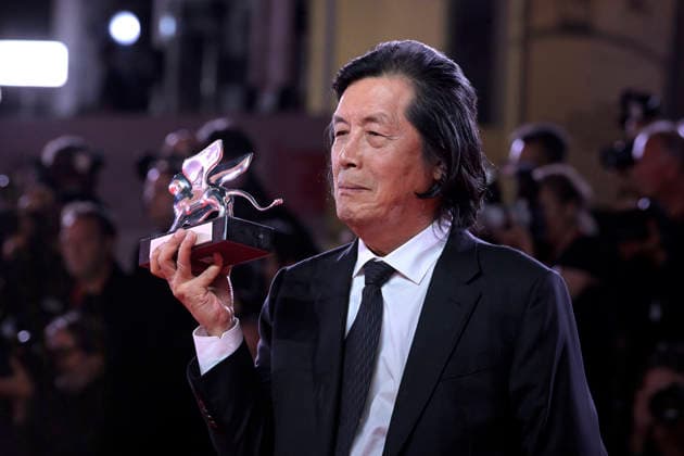 Closing Ceremony of the Venice International Film Festival Director Lee Chang-dong poses with the Silver Lion Grand Jury Prize for *Possible Love* after the closing gala of the Venice International Film Festival on September 11, 2026, in Venice, Italy. The festival, the oldest in the world, celebrated its 83rd edition this year. The international jury, chaired by Maggie Gyllenhaal, presented the Golden Lion for Best Film and the other official awards: the Grand Jury Prize, the Silver Lion for Best Director, Volpi Cups for Best Actress and Best Actor, Best Screenplay Award, Special Jury Prize, and the Marcello Mastroianni Award for Best Young Actor or Actress. SEPTEMBER 12, 2026 VENICE FILM FESTIVAL FILM AWARDS ACTORS ACTRESSES DIRECTOR Ven  Copyright: xRoccoxSpazianix 7770127