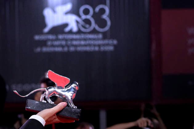 Closing Ceremony of the Venice International Film Festival Director Lee Chang-dong displays the Silver Lion Grand Jury Prize for *Possible Love* following the closing gala of the Venice International Film Festival on September 11, 2026, in Venice, Italy. The festival, the oldest in the world, celebrated its 83rd edition this year. The international jury, chaired by Maggie Gyllenhaal, awarded the Golden Lion for Best Film and the other official prizes: the Grand Jury Prize, the Silver Lion for Best Director, Volpi Cups for Best Actress and Best Actor, Best Screenplay Award, Special Jury Prize, and the Marcello Mastroianni Award for Young Performers. SEPTEMBER 12, 2026 VENICE FILM FESTIVAL FILM AWARDS ACTORS ACTRESSES DIRECTOR Venice, Italy  Copyright: xRoccoxSpazianix 7770134
