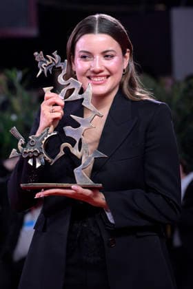 Closing Ceremony of the Venice International Film Festival Actress Malou Khebizi poses with the Marcello Mastroianni Award for Best Emerging Performer for *A Place to Heal*, following the closing gala of the Venice International Film Festival on September 11, 2026, in Venice, Italy. The festival, the oldest in the world, celebrated its 83rd edition this year. The international jury, chaired by Maggie Gyllenhaal, presented the Golden Lion for Best Film and the other official awards: the Grand Jury Prize, the Silver Lion for Best Director, Volpi Cups for Best Actress and Best Actor, Best Screenplay Award, Special Jury Prize, and the Marcello Mastroianni Award for Young Performers. SEPTEMBER 12, 2026 VENICE FILM FESTIVAL FILM AWARDS ACTORS AC  Copyright: xRoccoxSpazianix 7770185