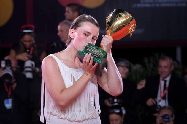 Closing Ceremony of the Venice International Film Festival Actress Laleh Marzban poses with the Volpi Cup for Best Actress for *Falling House* following the closing gala of the Venice International Film Festival on September 11, 2026, in Venice, Italy. The festival, the oldest in the world, celebrated its 83rd edition this year. The international jury, chaired by Maggie Gyllenhaal, awarded the Golden Lion for Best Film and the other official prizes: the Grand Jury Prize, the Silver Lion for Best Director, Volpi Cups for Best Actress and Best Actor, Best Screenplay Award, Special Jury Prize, and the Marcello Mastroianni Award for Young Performers. SEPTEMBER 12, 2026 VENICE FILM FESTIVAL FILM AWARDS ACTORS ACTRESSES DIRECTOR Venice, Italy Ve  Copyright: xRoccoxSpazianix 7770387