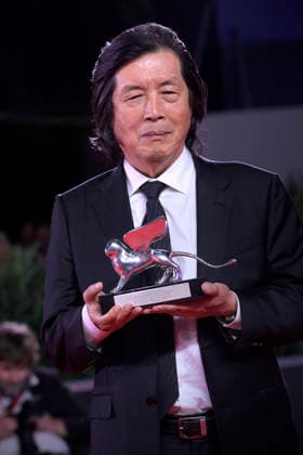 Lee Chang-dong poses with the Silver Lion Grand Jury Prize Award for Ga-neung-han Sa-rang (Possible Love) at the Winners Photocall during the 83rd Venice International Film Festival at Sala Grande on September 12, 2026 in Venice, Italy.  VEN20260912804 RoccoxSpaziani