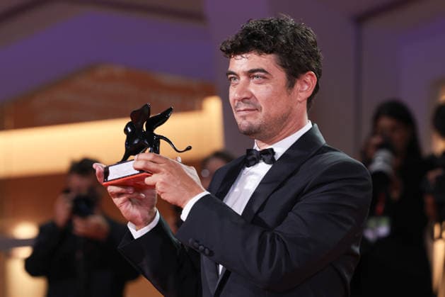 Winners photocall - The 83rd Venice International Film Festival Italian actor Riccardo Scamarcio poses with the Orizzonti Award for Best Actor for his part in I fligli della scimmia (The children of the monkey) during a photocall on the red carpet following the closing ceremony of the 83rd Venice Film Festival at Venice Lido on September 12, 2026  Copyright: xKazukoxWakayamax