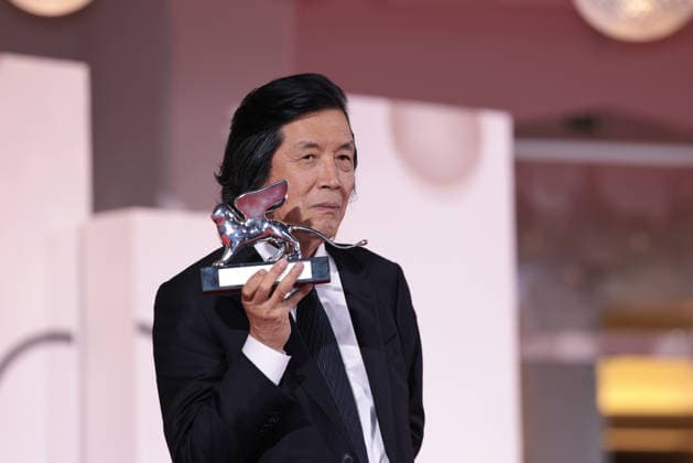 Winners photocall - The 83rd Venice International Film Festival Lee Chang-dong poses with the Silver Lion Grand Jury Prize Award for Ga-neung-han Sa-rang (Possible Love) at the Winners Photocall during the 83rd Venice International Film Festival at Sala Grande on September 12, 2026 in Venice, Italy.  Copyright: xKazukoxWakayamax