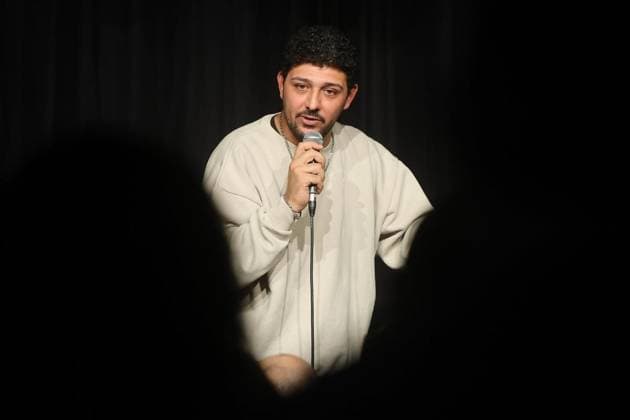 Abdul Kader Chahin s Ehrenlos Show in Duisburg ** FOR EDITORIAL USE ONLY ** EDITORIAL USE ONLY ** p Comedian Abdul Kader Chahin on tour with his new show Ehrenlos at the Bora in Duisburg on Saturday, September 12, 2026, Germany, North Rhine-Westphalia, Duisburg. Copyright KerstinxBögeholz Copyright: KerstinxBögeholz doc87kx2v5pp6guiq5f14 ,EDITORIAL USE ONLY Copyright: KerstinxBögeholz