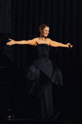 Celine Dion, wearing a Boucheron outfit and jewelry, during her first concert at the Plénitude Arena in Paris La Défense on September 12, 2026 Celine Dion, wearing a Boucheron outfit and jewelry, during her first concert at the Plénitude Arena in Paris La Défense on September 12, 2026, Paris La Défense, France  Copyright: xAgencex xBestimagexAgencex xBestimagex