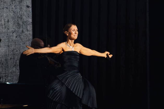 Celine Dion, wearing a Boucheron outfit and jewelry, during her first concert at the Plénitude Arena in Paris La Défense on September 12, 2026 Celine Dion, wearing a Boucheron outfit and jewelry, during her first concert at the Plénitude Arena in Paris La Défense on September 12, 2026, Paris La Défense, France  Copyright: xAgencex xBestimagexAgencex xBestimagex