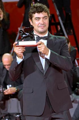 Riccardo Scamarcio, winner of the Orizzonti Award for Best Actor in *I figli della scimmia* (*The Children of the Monkey*), at a photo call with the award winners of the 2026 Venice Biennale—the 83rd Venice International Film Festival—in front of the Palazzo del Cinema in Venice, September 12, 2026 Foto:xA.xM.xTinghinox xFuturexImagex awards_6990