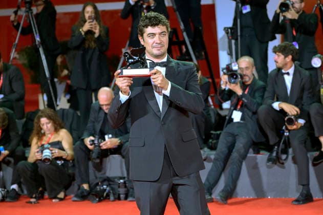 Riccardo Scamarcio, winner of the Orizzonti Award for Best Actor in *I figli della scimmia* (*The Children of the Monkey*), at a photo call with the award winners of the 2026 Venice Biennale—the 83rd Venice International Film Festival—in front of the Palazzo del Cinema in Venice, September 12, 2026 Foto:xA.xM.xTinghinox xFuturexImagex awards_6991