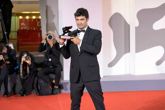Riccardo Scamarcio, winner of the Orizzonti Award for Best Actor in *I figli della scimmia* (*The Children of the Monkey*), at a photo call with the award winners of the 2026 Venice Biennale—the 83rd Venice International Film Festival—in front of the Palazzo del Cinema in Venice, September 12, 2026 Foto:xA.xM.xTinghinox xFuturexImagex awards_6992