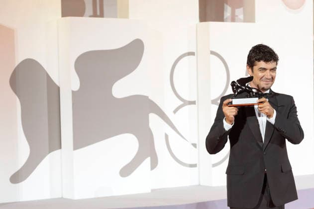 Riccardo Scamarcio, winner of the Orizzonti Award for Best Actor in *I figli della scimmia* (*The Children of the Monkey*), at a photo call with the award winners of the 2026 Venice Biennale—the 83rd Venice International Film Festival—in front of the Palazzo del Cinema in Venice, September 12, 2026 Foto:xA.xM.xTinghinox xFuturexImagex awards_6993