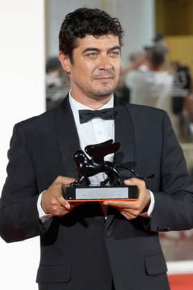 Riccardo Scamarcio, winner of the Orizzonti Award for Best Actor in *I figli della scimmia* (*The Children of the Monkey*), at a photo call with the award winners of the 2026 Venice Biennale—the 83rd Venice International Film Festival—in front of the Palazzo del Cinema in Venice, September 12, 2026 Foto:xA.xM.xTinghinox xFuturexImagex awards_6994
