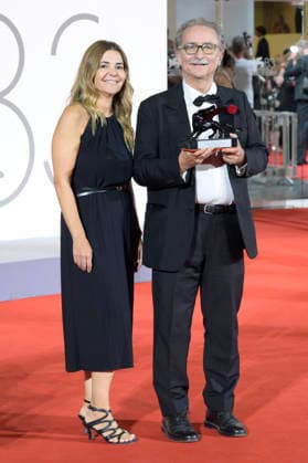 Gian Luca Farinelli, accompanied by his entourage, with the Best Restored Film Award at a photocall with the award winners of the 2026 Venice Biennale—the 83rd Venice International Film Festival—in front of the Palazzo del Cinema in Venice, September 12, 2026 Foto:xA.xM.xTinghinox xFuturexImagex awards_7000