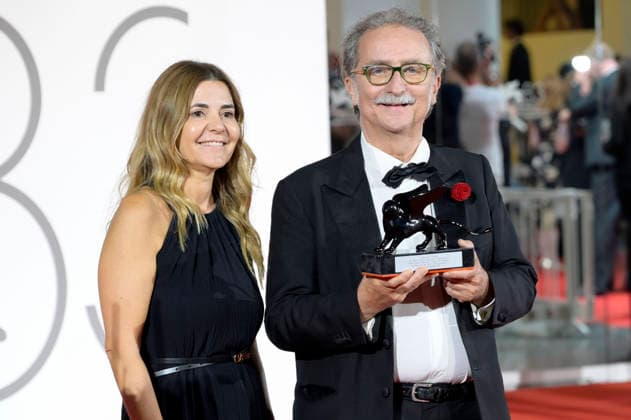 Gian Luca Farinelli, accompanied by his entourage, with the Best Restored Film Award at a photocall with the award winners of the 2026 Venice Biennale—the 83rd Venice International Film Festival—in front of the Palazzo del Cinema in Venice, September 12, 2026 Foto:xA.xM.xTinghinox xFuturexImagex awards_7001