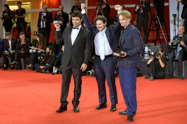 Riccardo Scamarcio, Tommaso Landucci and Damiano Femfert, winners of the Orizzonti Awards for Best Screenplay and Best Actor in *I figli della scimmia* (*The Children of the Monkey*), at a photocall with the award winners of the 2026 Venice Biennale—the 83rd Venice International Film Festival—in front of the Palazzo del Cinema in Venice, September 12, 2026 Foto:xA.xM.xTinghinox xFuturexImagex awards_7003