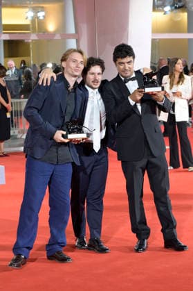 Damiano Femfert, Tommaso Landucci and Riccardo Scamarcio, winners of the Orizzonti Awards for Best Screenplay and Best Actor in *I figli della scimmia* (*The Children of the Monkey*), at the photocall with the award winners of the 2026 Venice Biennale—the 83rd Venice International Film Festival—in front of the Palazzo del Cinema in Venice, September 12, 2026 Foto:xA.xM.xTinghinox xFuturexImagex awards_7004