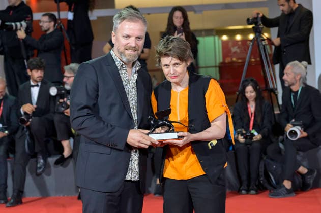 Raphael Balboni and Ann Sirot, winners of the Orizzonto Award for Best Film for *Un dÃ tour par Diane* (*Diane in the Loop*), at the photocall with the award winners of the 2026 Venice Biennale 83rd Venice International Film Festival in front of the Palazzo del Cinema in Venice, September 12, 2026 Foto:xA.xM.xTinghinox xFuturexImagex awards_7006