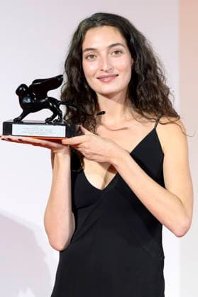 Shaden Safieddine Tazi, winner of the Orizzonti Award for Best Short Film for *Quelques instants de bonheur* (*A Few Moments of Happiness*), at a photo call with the award winners of the 2026 Venice Biennale—the 83rd Venice International Film Festival—in front of the Palazzo del Cinema in Venice, September 12, 2026 Foto:xA.xM.xTinghinox xFuturexImagex awards_7017