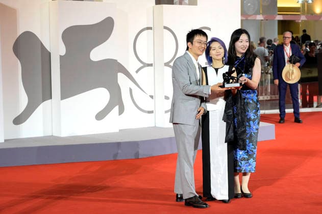 Shixin Tao, Yuqi Zhang and Qiuyu Wan, winners of the Grand Venice Immersive Prize for *The Pigeon Ring*, at a photocall with the award winners of the 2026 Venice Biennale and the 83rd Venice International Film Festival in front of the Palazzo del Cinema in Venice, September 12, 2026 Foto:xA.xM.xTinghinox xFuturexImagex awards_7024
