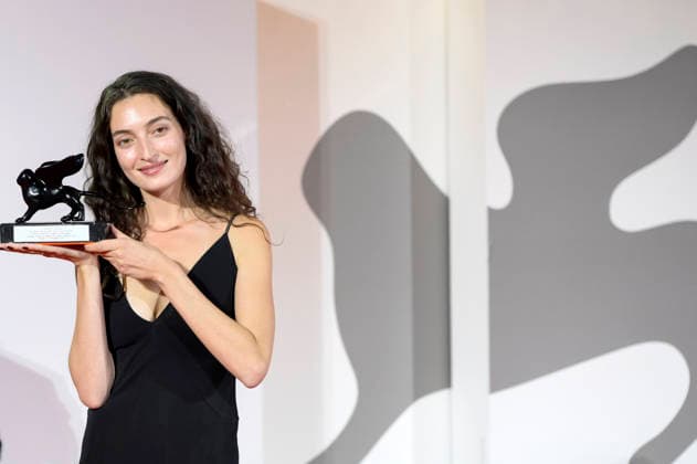 Shaden Safieddine Tazi, winner of the Orizzonti Award for Best Short Film *Quelques instants de bonheur* (*A Few Moments of Happiness*), at a photo call with the award winners of the 2026 Venice Biennale—the 83rd Venice International Film Festival—in front of the Palazzo del Cinema in Venice, September 12, 2026 Foto:xA.xM.xTinghinox xFuturexImagex awards_7018