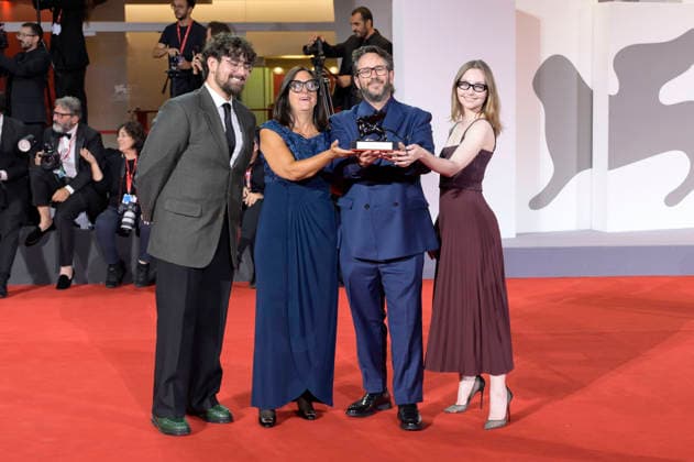 Anna Maria Nonny de la Pena, Rory Mitchell, and their team—winners of the Special Jury Prize in the Venice Immersive category for *Out of the Ashes*—at a photocall with the award winners of the 2026 Venice Biennale and the 83rd Venice International Film Festival in front of the Palazzo del Cinema in Venice, September 12, 2026 Foto:xA.xM.xTinghinox xFuturexImagex awards_7020