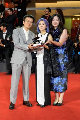 Shixin Tao, Yuqi Zhang and Qiuyu Wan, winners of the Grand Venice Immersive Prize for *The Pigeon Ring*, at a photo call with the award winners of the 2026 Venice Biennale and the 83rd Venice International Film Festival in front of the Palazzo del Cinema in Venice, September 12, 2026 Foto:xA.xM.xTinghinox xFuturexImagex awards_7022