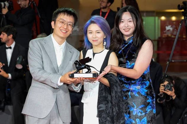 Shixin Tao, Yuqi Zhang and Qiuyu Wan, winners of the Grand Venice Immersive Prize for *The Pigeon Ring*, at a photo call with the award winners of the 2026 Venice Biennale and the 83rd Venice International Film Festival in front of the Palazzo del Cinema in Venice, September 12, 2026 Foto:xA.xM.xTinghinox xFuturexImagex awards_7023