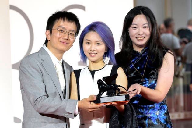 Shixin Tao, Yuqi Zhang and Qiuyu Wan, winners of the Grand Venice Immersive Prize for *The Pigeon Ring*, at a photo call with the award winners of the 2026 Venice Biennale and the 83rd Venice International Film Festival in front of the Palazzo del Cinema in Venice, September 12, 2026 Foto:xA.xM.xTinghinox xFuturexImagex awards_7025