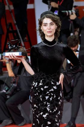 Laleh Marzban, winner of the Orizzonti Award for Best Actress in *Moragheb: Falling House*, at the photocall with the award winners of the 2026 Venice Biennale—the 83rd Venice International Film Festival—in front of the Palazzo del Cinema in Venice, September 12, 2026 Foto:xA.xM.xTinghinox xFuturexImagex awards_7029