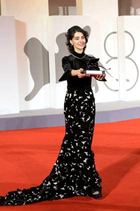 Laleh Marzban, winner of the Orizzonti Award for Best Actress in *Moragheb: Falling House*, at the photocall with the award winners of the 2026 Venice Biennale—the 83rd Venice International Film Festival—in front of the Palazzo del Cinema in Venice, September 12, 2026 Foto:xA.xM.xTinghinox xFuturexImagex awards_7033