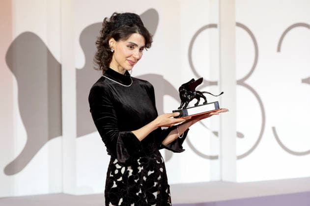 Laleh Marzban, winner of the Orizzonti Award for Best Actress in *Moragheb: Falling House*, at the photocall with the award winners of the 2026 Venice Biennale—the 83rd Venice International Film Festival—in front of the Palazzo del Cinema in Venice, September 12, 2026 Foto:xA.xM.xTinghinox xFuturexImagex awards_7034