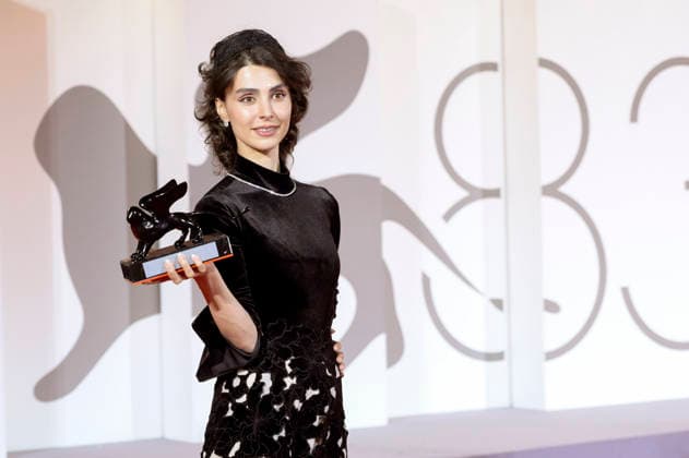 Laleh Marzban, winner of the Orizzonti Award for Best Actress in *Moragheb: Falling House*, at the photocall with the award winners of the 2026 Venice Biennale—the 83rd Venice International Film Festival—in front of the Palazzo del Cinema in Venice, September 12, 2026 Foto:xA.xM.xTinghinox xFuturexImagex awards_7035