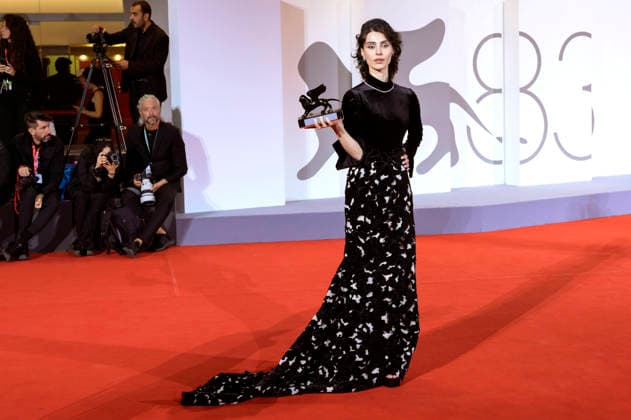 Laleh Marzban, winner of the Orizzonti Award for Best Actress in *Moragheb: Falling House*, at the photocall with the award winners of the 2026 Venice Biennale—the 83rd Venice International Film Festival—in front of the Palazzo del Cinema in Venice, September 12, 2026 Foto:xA.xM.xTinghinox xFuturexImagex awards_7036