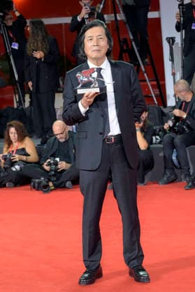 Lee Chang-dong, winner of the Grand Jury Prize for *Ganeunghan sarang: Possible Love*, at a photocall with the award winners of the 2026 Venice Biennale—the 83rd Venice International Film Festival—in front of the Palazzo del Cinema in Venice, September 12, 2026 Foto:xA.xM.xTinghinox xFuturexImagex awards_7043