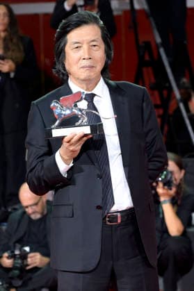 Lee Chang-dong, winner of the Grand Jury Prize for *Ganeunghan sarang: Possible Love*, at a photocall with the award winners of the 2026 Venice Biennale—the 83rd Venice International Film Festival—in front of the Palazzo del Cinema in Venice, September 12, 2026 Foto:xA.xM.xTinghinox xFuturexImagex awards_7044