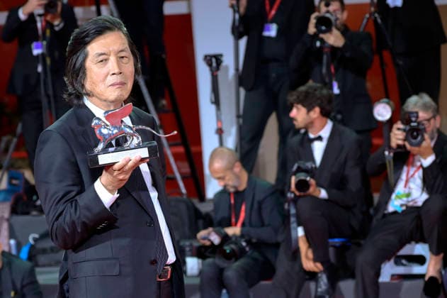 Lee Chang-dong, winner of the Grand Jury Prize for *Ganeunghan sarang: Possible Love*, at a photocall with the award winners of the 2026 Venice Biennale—the 83rd Venice International Film Festival—in front of the Palazzo del Cinema in Venice, September 12, 2026 Foto:xA.xM.xTinghinox xFuturexImagex awards_7045