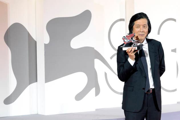 Lee Chang-dong, winner of the Grand Jury Prize for *Ganeunghan sarang: Possible Love*, at a photo call with the award winners of the 2026 Venice Biennale—the 83rd Venice International Film Festival—in front of the Palazzo del Cinema in Venice, September 12, 2026 Foto:xA.xM.xTinghinox xFuturexImagex awards_7048